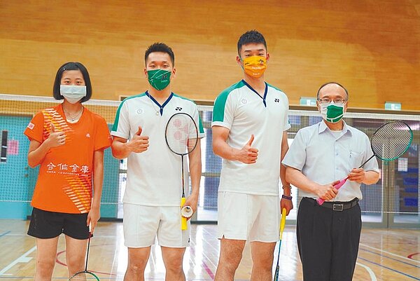 王齊麟和李洋24日特別返校接受表揚，中山國中也將校內2021年完工的星耀樓2樓綜合球場命名為「麟洋館」。（北市中山國中提供／游念育台北傳真）