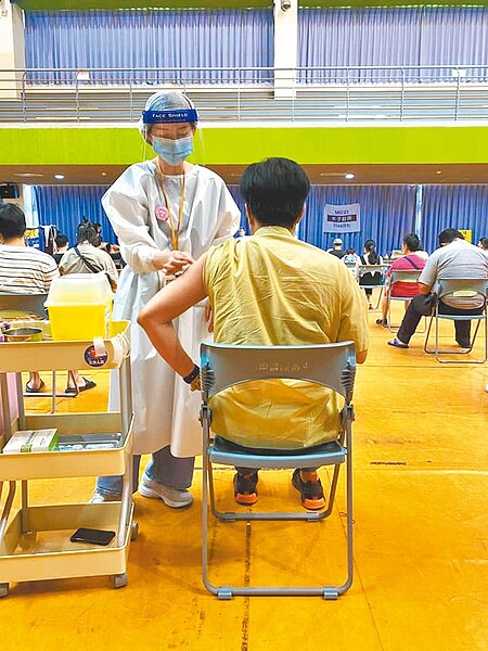 陸姓專欄作家23日還在臉書發文,分享接種高端疫苗情形。圖/摘自陸男臉書