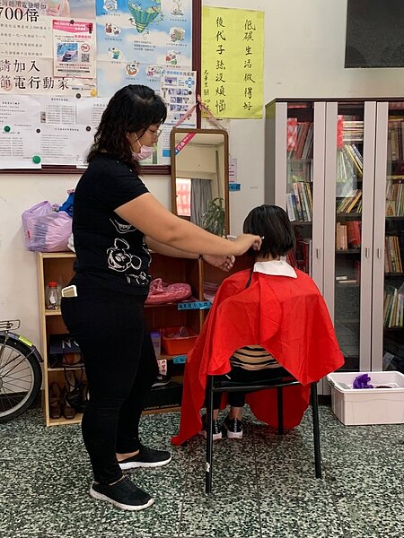 光華里一個月舉行一次義剪活動，捐髮給有需要的人，邀請里民一起做愛心。圖/周秀美提供