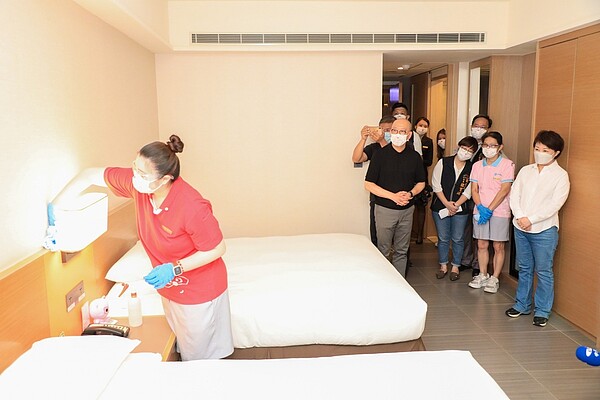 台中市長盧秀燕訪視麗寶樂園福容大飯店防疫整備措施。圖／台中市政府提供