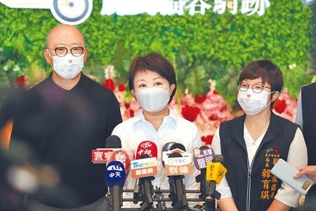 台中市長盧秀燕(中)預告全國最大的振興券加碼在台中。(王文吉攝)