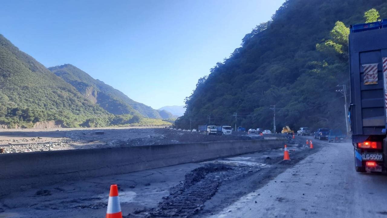 高雄桃源台20線明霸克露橋斷橋第19天後,今天終於開放臨時便道緊急通行。圖/聯合資料照
