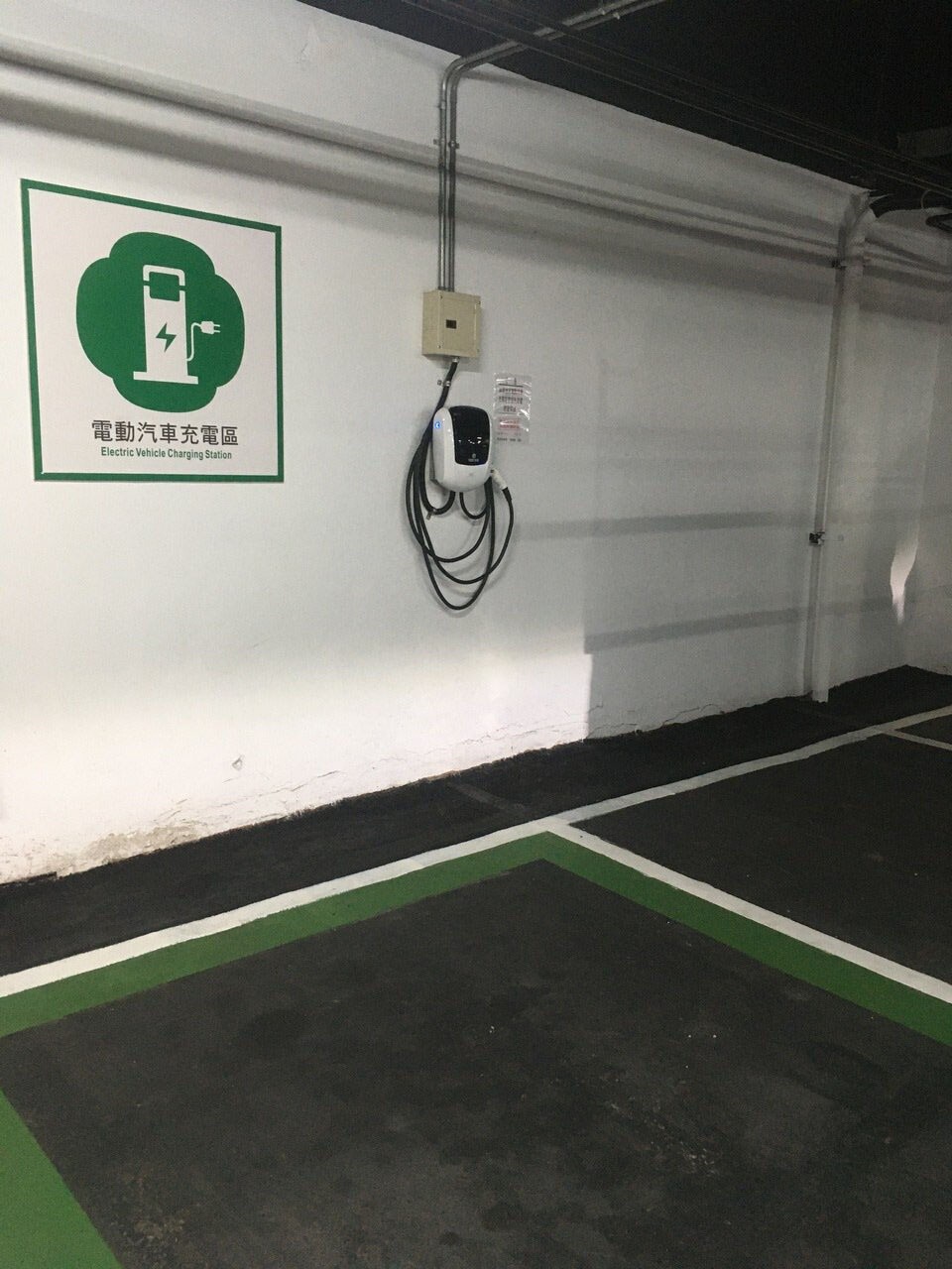 桃園市公有停車場的電動車專用車位因為設有免費充電樁，市府近日發現有車主付月租費長期占用，導致車位周轉率低，需要充電應急的民眾也用不到，因此決定調整收費方式。記者陳俊智／攝影