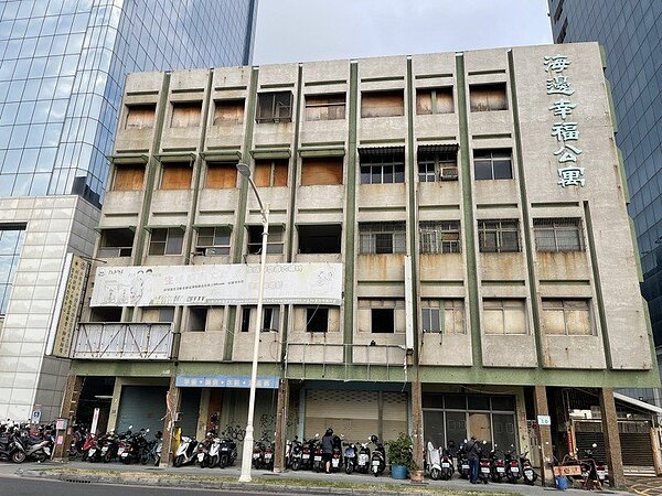 高雄愛河灣海邊路都更案,原基地是一幢屋齡近45年老舊社區公寓,都更後將變身成愛河灣第一排超高大樓,前景看好。圖/記者王昭月