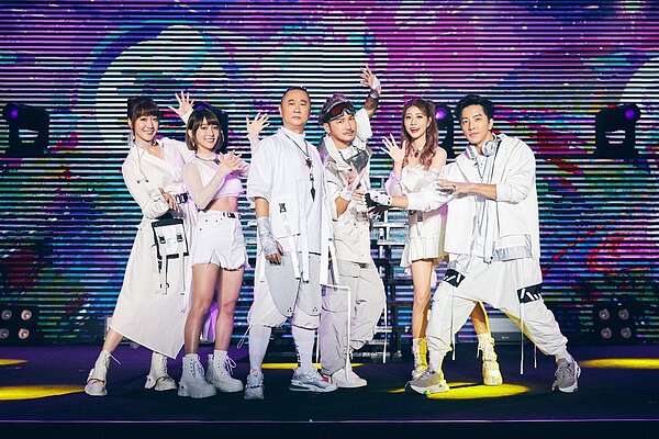 由邰智源(左三)領軍的「木曜4超玩」擁有大批死忠粉絲,團隊更站上台大體育館開唱。圖/華貴娛樂提供