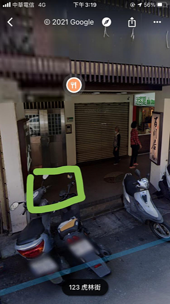 網友表示,自己停車位置(綠色框處)並不妨害店家動線,卻被店家要求移車,他認為十分不合理。圖/網友提供