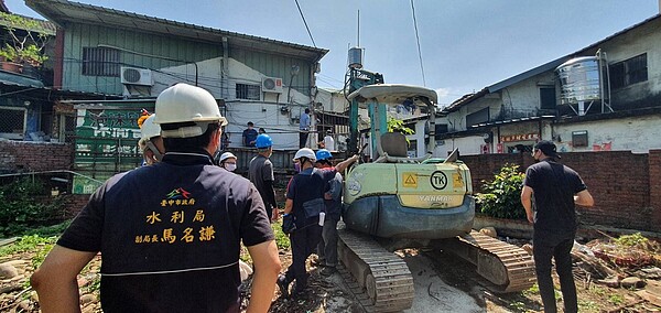 臺中市政府水利局執行成功東路上游排水路分流瓶頸點違章建築拆除。圖／台中市政府提供