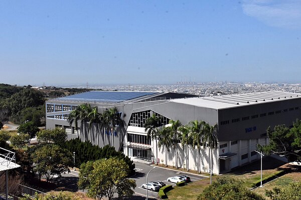 台中市力推既有低污染未登記工廠申請特定工廠並輔導辦理用地變更,推估將有1千家以土地使用面積1200坪工廠屋頂裝置太陽能光電,裝置容量六都第一。圖/台中市政府提供