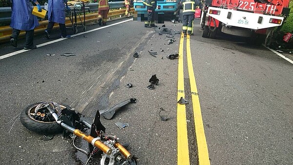 台北市頗富盛名的燒臘老店東門鴨莊第二代經營者陳載聞,驚傳今天騎重型機車從宜蘭回台北,行經北宜公路疑自摔撞上對向兩輛同向行駛的水泥車,送醫搶救仍宣告不治。記者王長鼎/翻攝