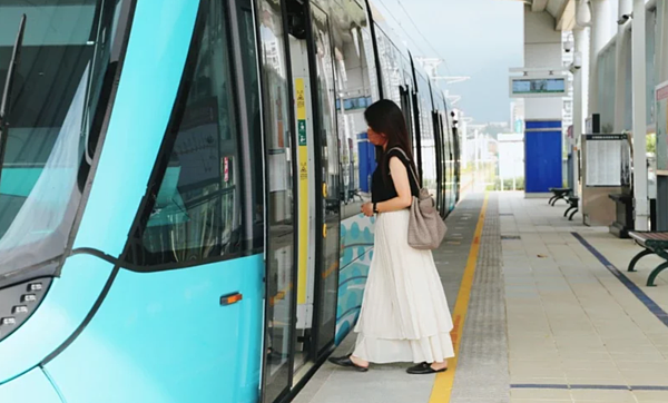 淡海輕軌將在8月30日起縮短平日列車尖峰班距,綠山線及藍海線重疊路段班距調整為6分至9分鐘。圖/新北捷運公司提供