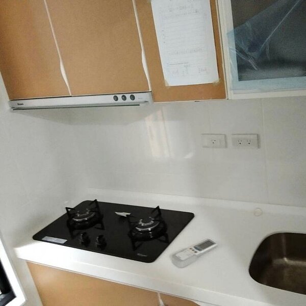 老房東告訴原PO家具上的保護膜不要撕。圖/取自Dcard