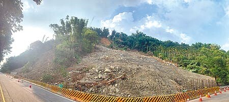 南投縣省道台16線因雨崩塌，集集鐵道遭波及，火車還無法通行。（廖志晃攝）