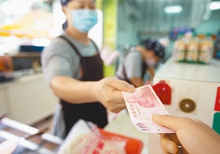 
行政院會公布「振興五倍券」規畫案，強調消費者不能硬性要求找零，商家如有小額兌換是給予尊重。圖為民眾前往店家小額消費。（羅永銘攝）
