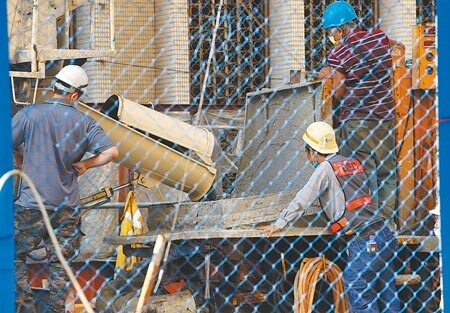 基本工資審議委員會將於第3季召開,勞動部長許銘春盼工資審議朝正向走。圖為勞工朋友在工地工作情形。(劉宗龍攝)