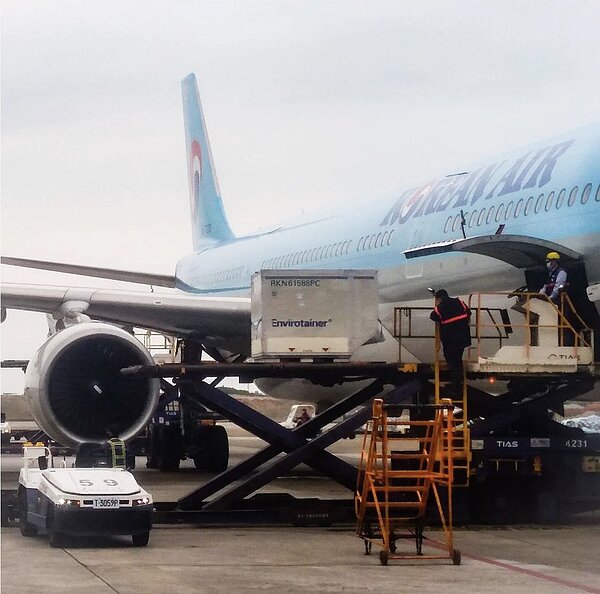 我國自購AZ疫苗又要搭乘大韓航空抵台。圖為首批AZ疫苗搭乘大韓航空畫面。圖/讀者提供