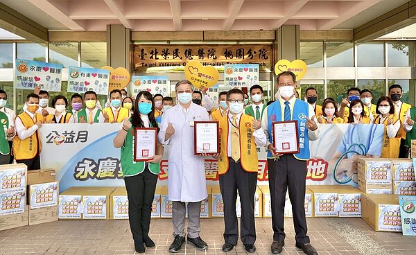 永慶房產集團旗下桃園加盟三品牌經管會,共同捐贈1500件防護衣與2萬雙手套予台北榮總桃園分院。圖/永慶房產提供