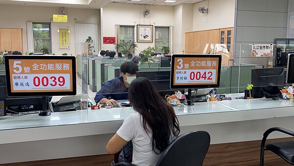 台中市地方稅務局首創「不動產繼承案件線上查欠」及「線上查驗繼承贈與登記資料」,9月起率先試辦。圖/台中市地稅局提供