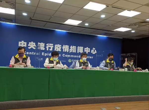 中央流行疫情指揮中心今召開疫情記者會。左起發言人莊人祥、疫情監測組組長周志浩、指揮官陳時中、副指揮官陳宗彥、醫療應變組副組長羅一鈞。圖/記者謝承恩攝影