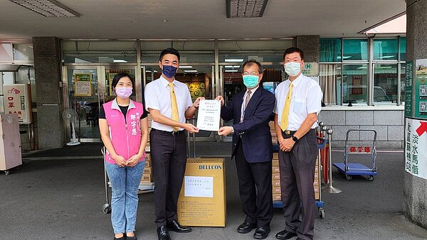 「永慶支持醫護,相挺在地」公益月活動,獲淡水馬偕頒發感謝狀。圖/永慶房產提供