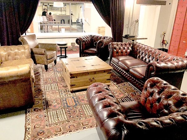 屋主卡魯當時買下聖帕比地區的其中一塊土地,並花了18個月的時間挖掘並翻新這座400平方公尺的建築,將其改建成最多可容納8人、配有酒吧和客廳的Airbnb。節自官網