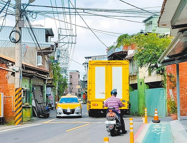 樹林區柑園街二段經常有大貨車行駛，常有噪音、路面震動問題，附近居民步行該路段時常需提心吊膽。（市議員林金結提供／蔡雯如新北傳真）