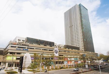 新北市消防局日前公布7月消防安檢不合格場所共14家，其中，知名地標「汐止遠雄廣場」也在名單內。圖／中時資料照