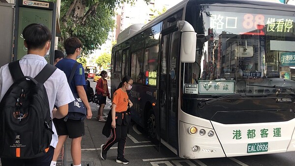 迎接開學，高雄市公車8月30日起恢復疫情前班次。圖／高市交通局提供
