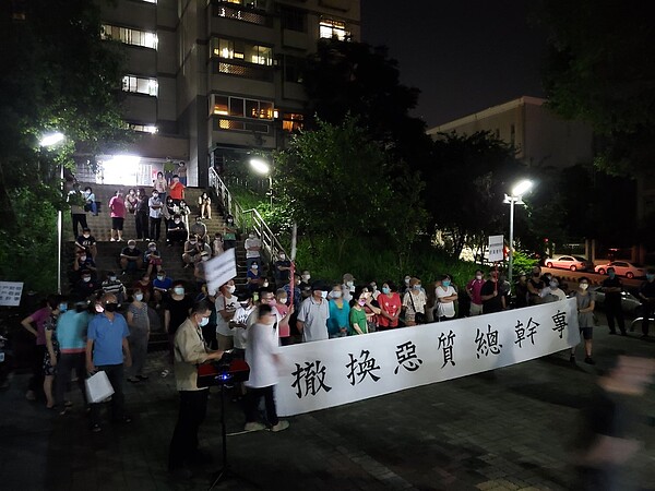 台中市國安社區公積金原有3800多萬,如今只剩下1400多萬,住戶控訴社區管理不當,要求市府介入處理。圖/議員楊正中提供