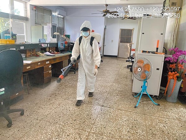 一艘巴拿馬籍船隻26日停泊台中港後船長被送醫,但在到院前死亡,之後被確診感染新冠肺炎。圖為台中港務分公司加強消毒引水人辦公室等區域。(台中港務分公司提供/王文吉台中傳真)