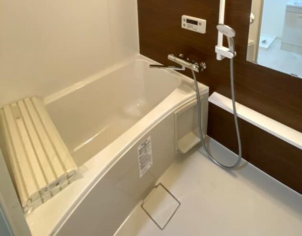 網友好奇為何台灣不流行日本的「整體浴室」設計。圖／翻攝自《靠北建商2.0》