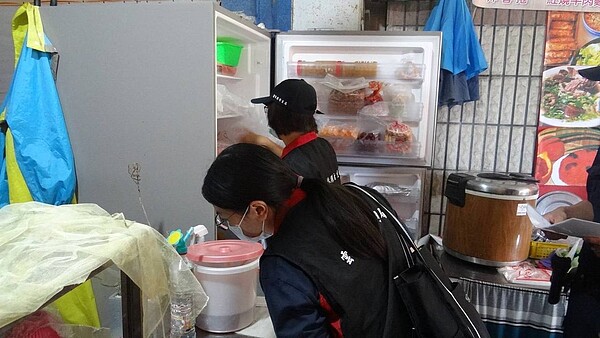 雲林警方馬不停蹄查緝非法走私肉品,共查179處送驗結果全採陰無病毒。記者蔡維斌/翻攝