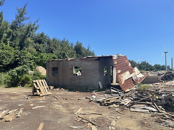 桃園市大園區台61線快速道路旁的廢棄建築傳命案，警方循線找到戴姓、樓姓2名男子涉案。圖／記者陳俊智翻攝
