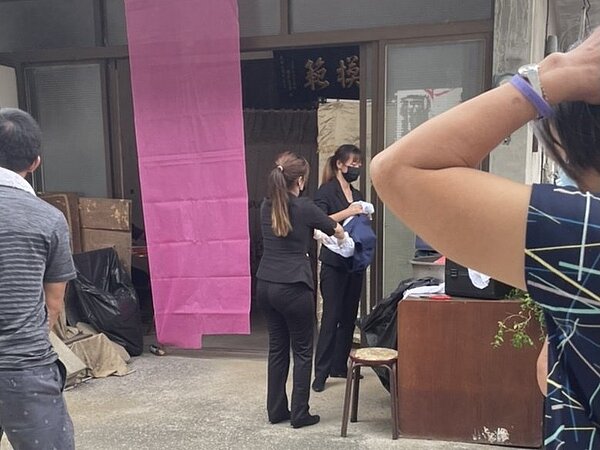 江姓地主不滿土地被賤價徵收,原本今早要前往科管局抗議,沒想到出門前意外猝死,親友鄰居都前來關心,怒批政府強制徵收害人家破人亡。圖/記者巫鴻瑋翻攝