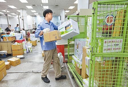 
關務署官員表示，將與大型電商業者討論包含淘寶、蝦皮等要訂購者的資料。圖為整理貨物人員。（本報資料照片）
