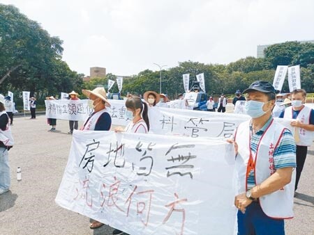 竹科二期擴建計畫徵收寶山約90公頃土地，在地居民對徵收價格不滿，群起到竹科管理局前舉布條抗議。圖／記者邱立雅攝影