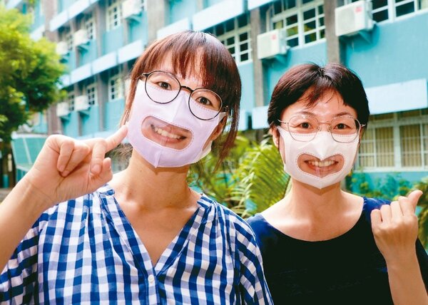 高市提供69校透明口罩，讓有讀唇語需求的學生看得到老師授課唇型。圖／教育局提供