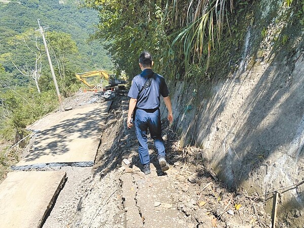 南投縣仁愛鄉員警28日到力行產業道路崩塌現場發現，僅剩1公尺路面範圍，擔心居民冒險行走，縣府緊急封路，禁止人車通行。圖／南投縣府提供