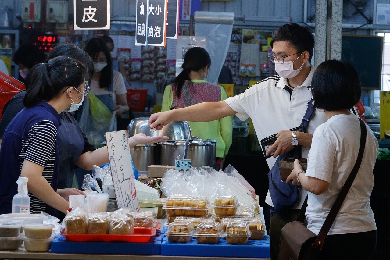 因應疫情重創民生，政府擬發放振興五倍券，受到各界高度的關注。圖／聯合資料照