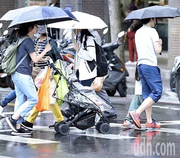 明天至周三各山區及少部分鄰近平地午後局部雷陣雨的機率略增。本報資料照片 