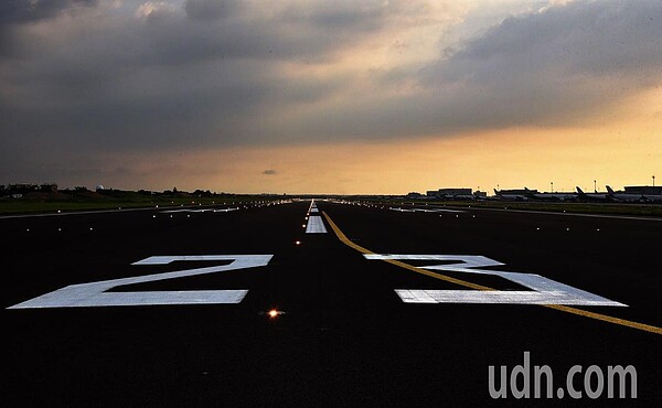 桃園機場南跑道道面刨鋪在8月14日整建完工。圖／桃園機場公司提供