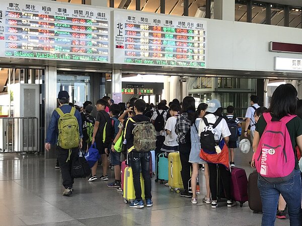 下月就是中秋連假，在疫情趨緩下旅運需求增加，花蓮縣政府推出返鄉專車。圖／聯合報資料照片