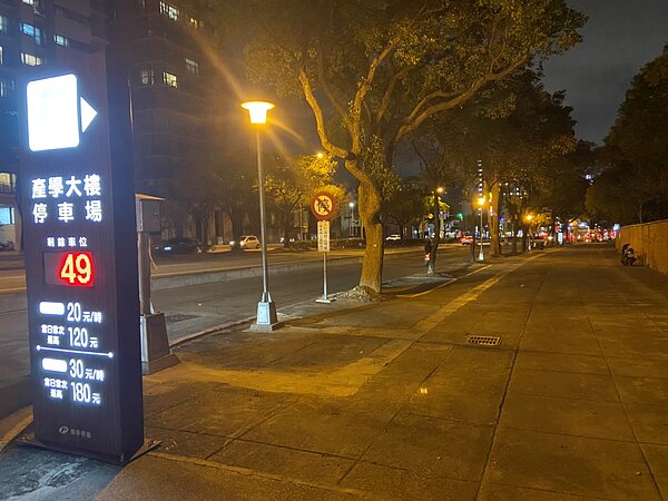 提升夜間用路安全,中市府強化9所大專院校路燈照明。圖/台中市建設局提供