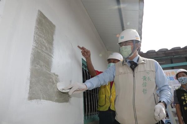 台南弱勢住宅修繕第66戶將完工，黃偉哲捲袖參與刷油漆。圖／台南市政府提供