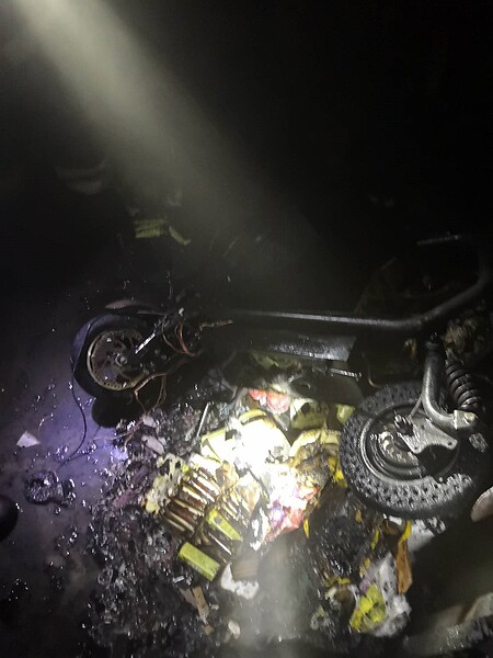 台南市消防局初步調查,起火原因電動腳踏車充電中起火,經使用室內消防栓滅火,火勢並未擴大。圖/記者邵心杰翻攝