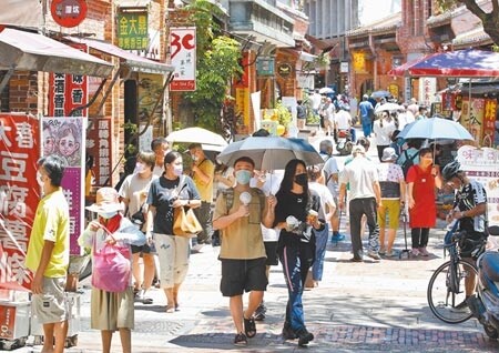 行政院將推出振興五倍券刺激經濟，29日暑假開學前最後假日，許多民眾前往深坑老街享受美食。圖／記者陳俊吉攝影