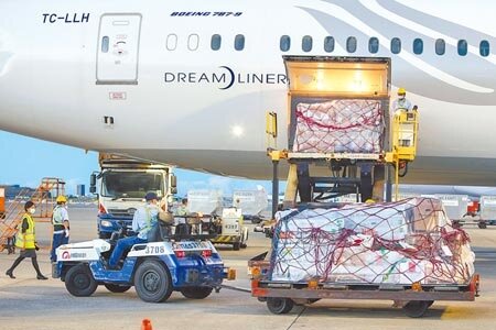 捷克贈送台灣的3萬劑莫德納疫苗,29日傍晚運抵桃園機場,此次新增一道消毒作業,卸貨通關較以往增加10分鐘。圖/記者陳麒全攝影