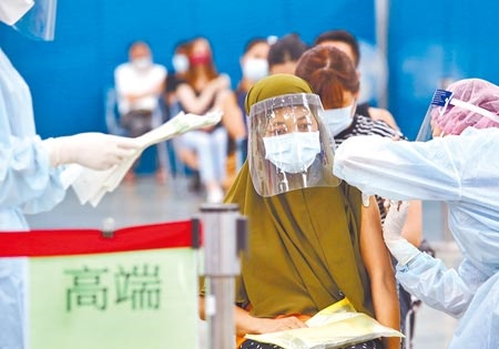 隨著BNT將到貨，接種國產高端疫苗的人數趨緩，台北長庚注射站29日有外籍人士前往接種。（陳俊吉攝）