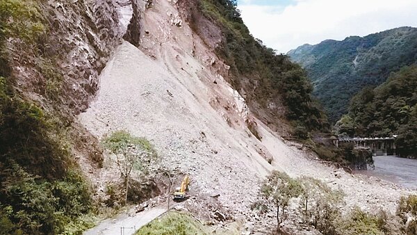 農委會推動「大規模崩塌國家警報」,到一一五年將把全台九十八處列入國家警報範圍。圖為南投縣仁愛鄉武界、萬豐部落間聯繫要道今年八月因豪雨發生大規模崩塌。圖/南投縣政府提供
