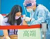 試驗時排除慢性病等19種對象　欠缺安全性數據卻列優先施打！資訊揭露不全　國人冒險打高端