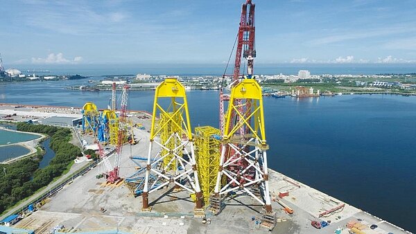 興達海基的二座管架式水下基礎,左邊已完成產製,右邊進入大組二工站。圖/興達海基提供